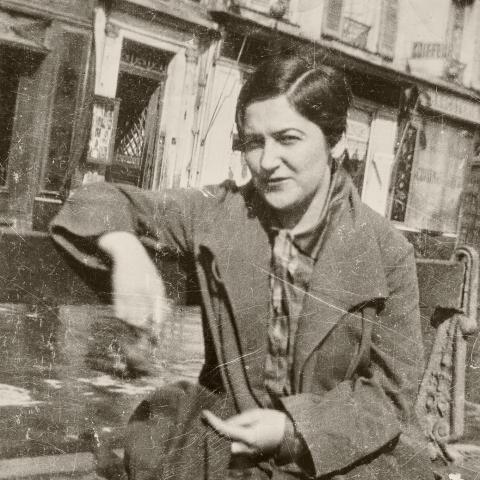 Franciska Clausen blev født i Aabenraa, da byen var tysk, og døde samme sted, da byen igen var blevet dansk. I mellemtiden gjorde hun karriere som grænsebrydende, internationalt orienteret avantgardekunstner og portrætmaler.