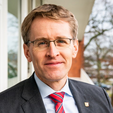 Daniel Günther, ministerpræsident i Slesvig-Holsten, var vært for lørdagens markering af 70-året for København-Bonn Erklæringerne. Daniel Günther, ministerpræsident i Slesvig-Holsten, var vært for lørdagens markering af 70-året for København-Bonn Erklæringerne.