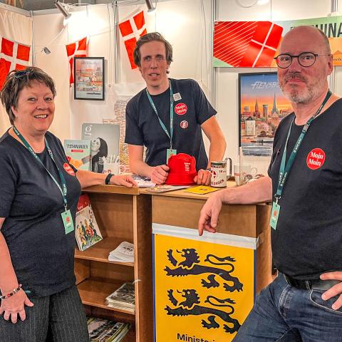 Gunvor Vestergaard, pædagogisk konsulent i Grænseforeningen, Anders Peter Nielsen, skolekonsulent i Grænseforeningen, og Gwyn Nissen, chefredaktør for Der Nordschleswiger, er alle en del af holdet på grænselandets stand til Lærfest i Aarhus.  Gunvor Vestergaard, pædagogisk konsulent i Grænseforeningen, Anders Peter Nielsen, skolekonsulent i Grænseforeningen, og Gwyn Nissen, chefredaktør for Der Nordschleswiger, er alle en del af holdet på grænselandets stand til Lærfest i Aarhus.