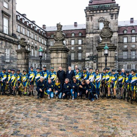 'Team Grænzland' cyklede i 2021 fra Padborg til Berlin og videre til København. På billedet er holdet blevet modtaget af Pascal Hector, Tysklands ambassadør i Danmark.