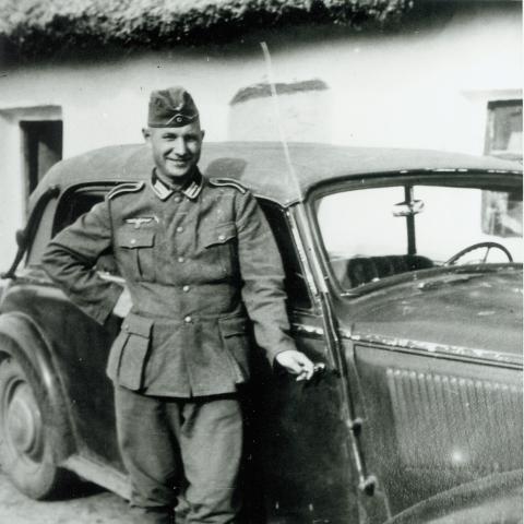 Frederik Petrsen, dansk sydslesviger i tysk uniform. Privatfoto stillet til rådighed af Studieafdelingen ved Dansk Centralbibliotek for Sydslesvig. Frederik Petrsen, dansk sydslesviger i tysk uniform. Privatfoto stillet til rådighed af Studieafdelingen ved Dansk Centralbibliotek for Sydslesvig.