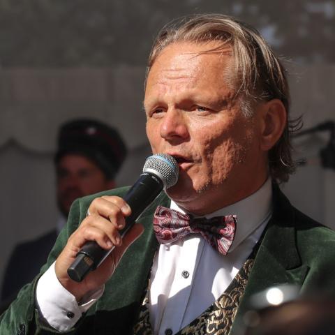 Sigurd Barrett er en populær person hos det danske mindretal i Sydslesvig. Sigurd Barrett er en populær person hos det danske mindretal i Sydslesvig.