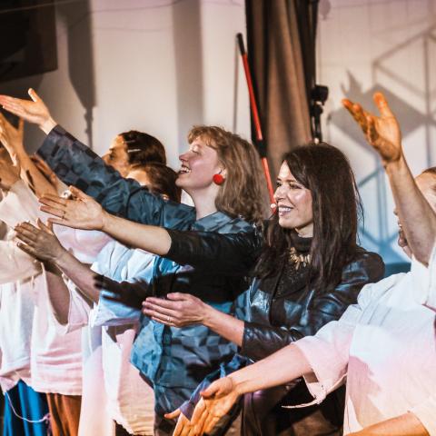 Knap 220 mennesker var til stede, da operaen ‘Franciska – Efterbilleder til fremtiden’ havde premiere i Folkehjem i Aabenraa. Knap 220 mennesker var til stede, da operaen ‘Franciska – Efterbilleder til fremtiden’ havde premiere i Folkehjem i Aabenraa.