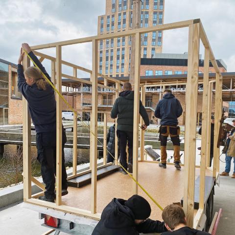 Historieundervisning i praksis. Elever fra erhvervsskolen i Horsens er i gang med at bygge første del af formidlingsvognen, som til efteråret kommer rundt i Danmark med fortællinger om de frihedskæmpere, der gjorde modstand mod den tyske besættelse. Og dem lærer eleverne så også om i undervisningen.