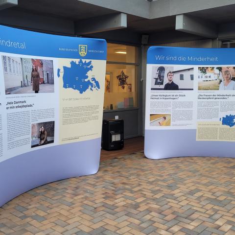 Udstillingen 'Vi er det tyske mindretal' kan ses på det danske bibliotek i Flensborg fra tirsdag den 6. maj til og med lørdag den 31. maj.