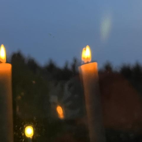 Om aftenen den 4. maj skal der sættes lys i vinduet til minde om Danmarks Befrielse i 1945.