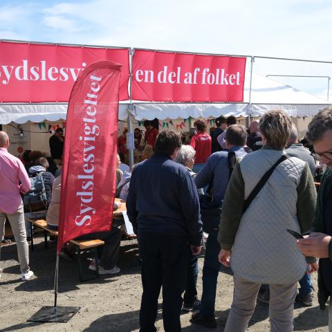 Grænseforeningen og de sydslesvigske organisationer har deltaget på Folkemødet Bornholm i en årrække. Grænseforeningen og de sydslesvigske organisationer har deltaget på Folkemødet Bornholm i en årrække.