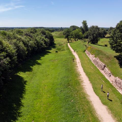 På turen skal vi bl.a. besøge Dannevirke og Valdemarsmuren. På turen skal vi bl.a. besøge Dannevirke og Valdemarsmuren.