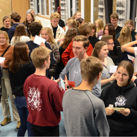 Billede af elever, der diskuterer Billede af elever, der diskuterer