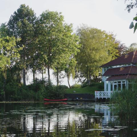 Jaruplund Højskole ligger ved en sø nær landsbyen Jaruplund ikke langt fra Flensborg.