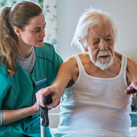 Med filmen ‘Hjem kære hjem’ hylder den sønderjyske instruktør Frelle Petersen dem, der sidder i stiv kuling på velfærdssamfundets yderste gren og holder sammen på det hele.