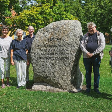 Hilde Pico Andersen, Ruth Villadsen, Finn Vilholm, Peter Hammer samt ‘stenkonsulent’ Vibeke Beltoft ved stenen. Bestyrelsesmedlem Tina Hyldegaard har også deltaget i arbejdet, men kunne ikke være med til fotoseancen. Hilde Pico Andersen, Ruth Villadsen, Finn Vilholm, Peter Hammer samt ‘stenkonsulent’ Vibeke Beltoft ved stenen. Bestyrelsesmedlem Tina Hyldegaard har også deltaget i arbejdet, men kunne ikke være med til fotoseancen.