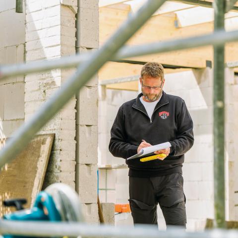 Med en baggrund i det danske mindretal har familiefirmaet Strohbehn Baugesellschäft gennem et par generationer opbygget en solid byggevirksomhed med en egen filosofi, hvor det nære – helst kun omkring Lyksborg – står i centrum. 