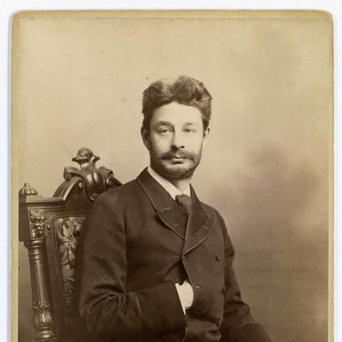 Da Georg Brandes døde i 1927, blev hans aske spredt ved Den Slesvigske Sten, der står i Jægersborg Dyrehave nord for København. Da Georg Brandes døde i 1927, blev hans aske spredt ved Den Slesvigske Sten, der står i Jægersborg Dyrehave nord for København.