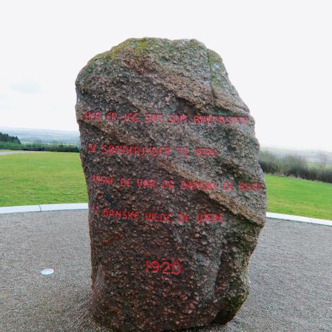 Smuk bog om området ved Ejer Bavnehøj har også monumentet med. Smuk bog om området ved Ejer Bavnehøj har også monumentet med.
