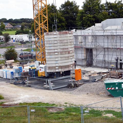 Den nye museumsbygning opføres umiddelbart ved det historiske forsvarsværk. I baggrunden ses det hidtidige besøgscenter, der lukker den 1. november.