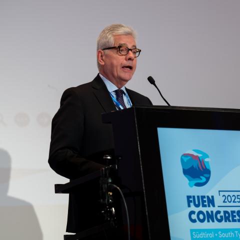 Jens A. Christiansen fra det danske mindretal i Sydslesvig måtte nøjes med en andenplads i kampen om præsidentposten i den europæiske mindretalsunion, FUEN. Jens A. Christiansen fra det danske mindretal i Sydslesvig måtte nøjes med en andenplads i kampen om præsidentposten i den europæiske mindretalsunion, FUEN.