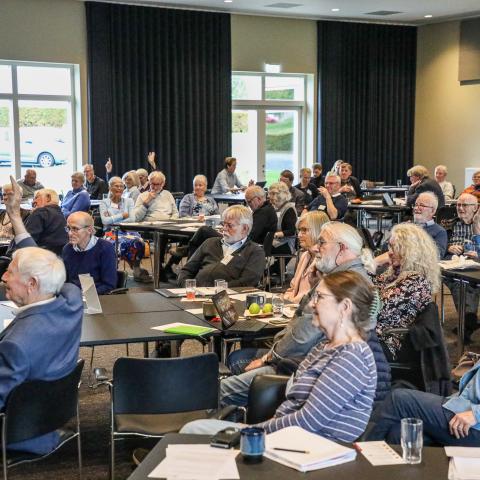 96 personer var tilmeldt Grænseforeningens lokalforeningsmøde lørdag den 4. oktober 2025. Som følge af stormvejr var det dog ikke alle, der kunne komme frem.