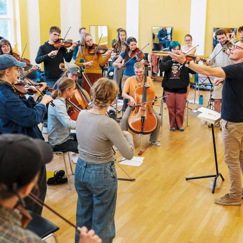 Rapporten fra Kulturens Analyseinstitut overser, at, at der er et rigt kulturliv på tværs af grænsen og et dansk kulturliv lige syd for grænsen. folkBALTICA, hvis ensemble her ses øve i Tønder, er f.eks. en grænseoverskridende festival, som tre af de fire sønderjyske kommuner er med til at finansiere sammen med partnere både nord og syd for grænsen.  Rapporten fra Kulturens Analyseinstitut overser, at, at der er et rigt kulturliv på tværs af grænsen og et dansk kulturliv lige syd for grænsen. folkBALTICA, hvis ensemble her ses øve i Tønder, er f.eks. en grænseoverskridende festival, som tre af de fire sønderjyske kommuner er med til at finansiere sammen med partnere både nord og syd for grænsen.