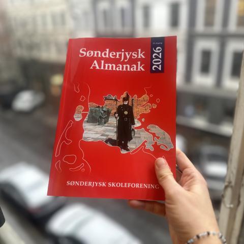 Sønderjysk Almanak 2026 kan købes i en række sønderjyske boghandler. Bogen er på 224 sider og indeholder også klassiske almanakelementer såsom en oversigt over dagenes navne, en astronomisk kalender og en tabel over højvandstider ved Vestkysten. 