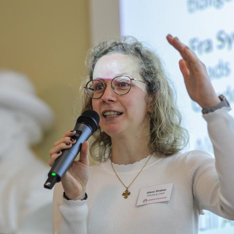 Alena Strelow er præst i Sct. Hans og Adelby danske Menighed i Flensborg. Hun tager indimellem sine konfirmander med på tur til Aarhus, hvor hun har studeret.