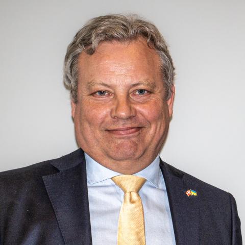 Den politiske kommentator Jarl Cordua deltog i 2024 i en paneldebat om krigen 1864 og dens betydning i politik i dag ved Grænseforeningens Sendemandsmøde.