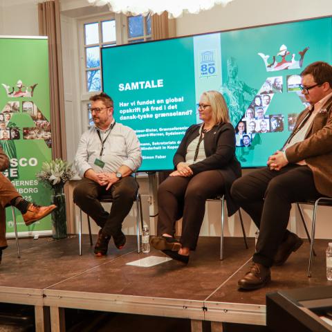 Simon Faber, formand for Sprogforeningen, var moderator for en debat om den fredelige sameksistens i det dansk-tyske grænseland med Harro Hallmann, kommunikationschef for Bund Deutscher Nordschleswiger (BDN), Gitte Hougaard-Werner, forkvinde for Sydslesvigsk Forening (SSF), og Mirco Reimer-Elster, formand for Grænseforeningen.