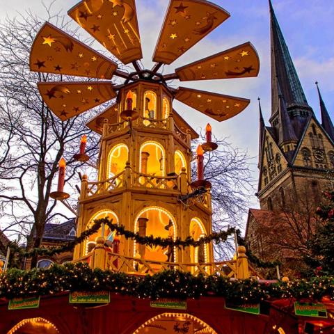 Julepyramiden er et vartegn for julemarkedet i Flensborg. I baggrunden rejser Skt. Nikolaj Kirken sig med sit sengotiske tårn.