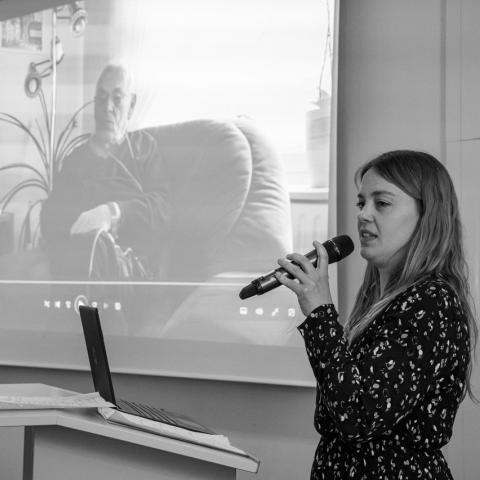 Malin Holdt fra det danske mindretal i Sydslesvig fortalte sin families historie i maj måned på Stadtbibliothek Flensburg. Nu er hun med i en ny podcastserie, der bygger på hendes og andre foredrag.