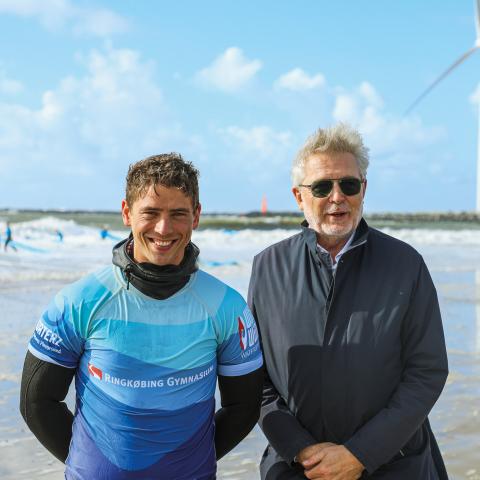 For mig er det kun et plus at være tosproget, men til samtalen kunne jeg ikke høre på ham, at han ikke er født i Danmark”, siger rektor Lars Roesen (t.h.) om ansættelsen af den sydslesvigske surferlærer Jaris Düring (tv).