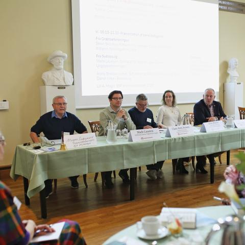 Mogens Ladegaard, Grænseforeningen Vejle Vesteregn, Mads Lausten, Sydslesvigs danske Ungdomsforeninger (SdU), Claus Jørn Jensen, fhv. foreningskonsulent i Grænseforeningen, Alena Strelow, præst i Sct. Hans og Adelby danske Menighed, og Kay von Eitzen, amtskonsulent i Sydslesvigsk Forening (SSF), taler om samarbejde på tværs af den dansk-tyske grænse.