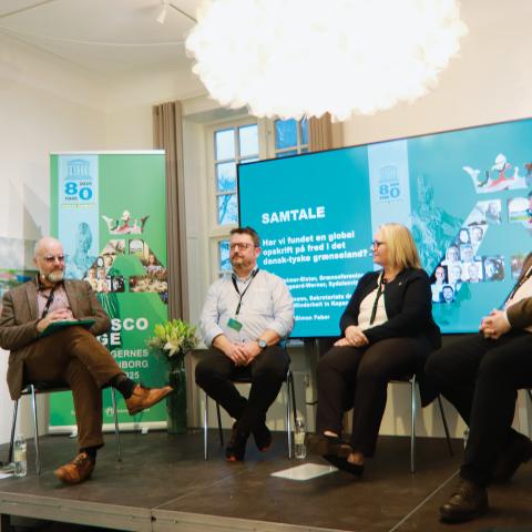 Simon Faber, tidligere overborgmester i Flensborg, Harro Hallmann, kommunikationschef i det tyske mindretals organisation, Bund Deutscher Nordschleswiger, Gitte Hougaard-Werner, formand for det danske mindretals kulturelle hovedorganisation Sydslesvigsk Forening, og Mirco Reimer-Elster, formand for Grænseforeningen, diskuterede om vi i vores grænseland har fundet en global opskrift på fred.