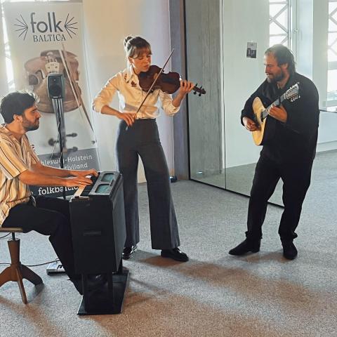 Julian Svejgaard, Emma Elmøe og Villads Hoffmann er huskunstnere på næste års folkBALTICA Festival.