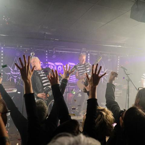 Fro-Tee Slips spillede i december 2024 et udsolgt show i Volksbad i Flensborg i anledning af deres 35-års jubilæum. 