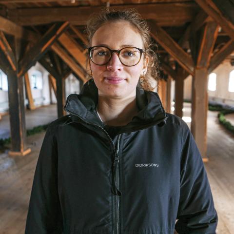 Laura Ehlers på loftet i Tønnings pakhus. Tønnings gamle havneby  er kendt for sine smukke gamle bygninger, bl.a. Skipperhuset fra 1624.