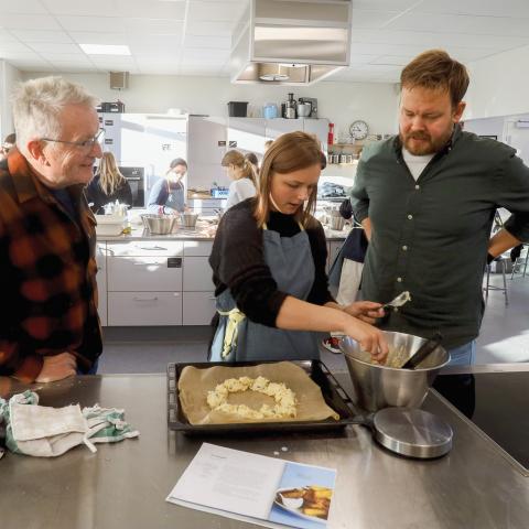 6. klasse på Klokkeholm Skole i Hjallerup har været i køkkenet og lavet sønderjyske kager.