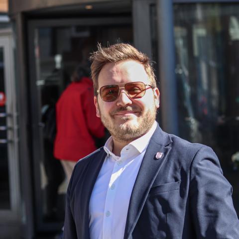 Mats Rosenbaum fra Sydslesvigsk Vælgerforening (SSW) foran rådhuset i Flensborg.