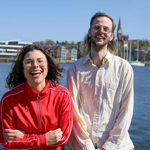 Gården Festival arrangeres af Sydslesvigs danske Ungdomsforeninger (SdU). Anders Toftgaard er projektleder på Gården Festival, mens Pia Clausen er frivillig.