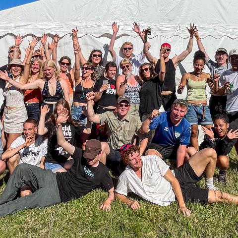 I 2025 samlede Sydslesvigs danske Ungdomsforeninger (SdU) 60 frivillige om arbejdet med en pantbod på Roskilde Festival.