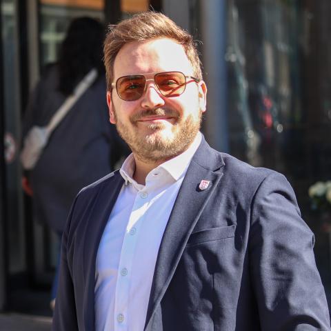 Mats Rosenbaum foran rådhuset i Flensborg, hvor han midt i valgperioden har fået stort ansvar som gruppeformand for SSW.