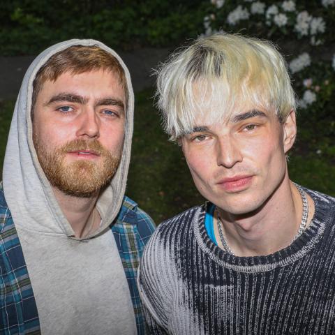 Carl-Erik Gibbert og Kristoffer Jessen er henholdsvis guitarist og forsanger i bandet Søn.