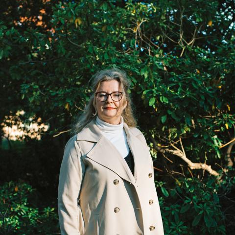 Sydslesvigske Annegret Friedrichsen er forfatter til romanerne ’Porcelænskvinden’ (2020) og ’Astrids somre’ (2022), som begge foregår i både Danmark og Tyskland.