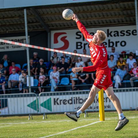 Danmark vandt sin første kamp med 3-0 i sæt over Serbien onsdag eftermiddag. Efter en 3-1 over Tjekkiet torsdag gælder det nu Belgien i den sidste gruppekamp torsdag aften.