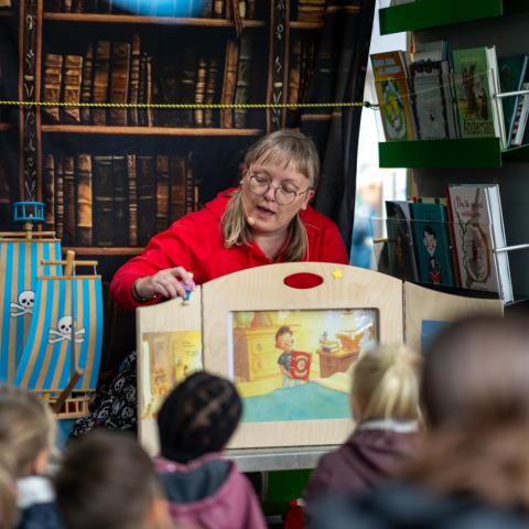 Bibliotekar Mette Laustsen fra Dansk Centralbibliotek for Sydslesvig stod for højtlæsningen ved bogbussen på Kulturmødet Mors i 2024.