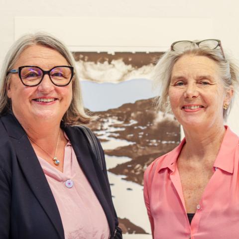 Slesvig-Holstens kulturminister Dorit Stenke (CDU) gæstede Mikkelberg Center for Kunst og Cricket i Hatsted i Nordfrisland og talte med Mikkelbergs leder, Lisbeth Bredholt Christensen om de kunstneriske bånd mellem Norden og Slesvig-Holsten.
