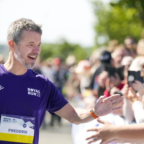 Kong Frederik snører igen løbeskoene til Royal Run 2027, hvor Haderslev er blandt de fem værtsbyer. Det er tredje gang, at det populære motionsløb kommer til grænselandet. I 2021 var løbet i Sønderborg, mens det i 2023 kom til Aabenraa.