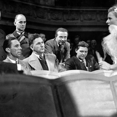 Erling Jepsens mor foran Joseph Goebbels.