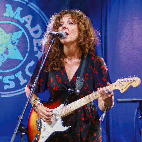 Nolwen Korbell er fransk statsborger, men fra mindretallet i Bretagne, og hun synger på bretonsk. I 2025 deltog hun i Minority Language Songwriters' Circle på Tønder Festival.