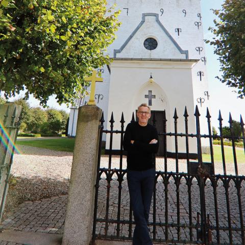 “Den kirke, jeg går ind i om formiddagen, bliver overtaget af min tyske kollega lige efter. Ved den tyske gudstjeneste er der de samme blomster, den samme luft og de samme mursten", siger Eberhard von Oettingen, sydslesviger og sognepræst i Sønderjylland.