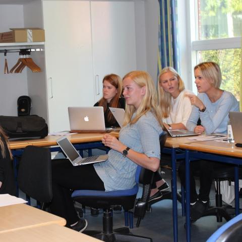 ”Det er vigtigt at kunne tysk, når man som mig bor så tæt på grænsen”, siger Cecilie Fink fra Bov (nr. 2 fra højre).